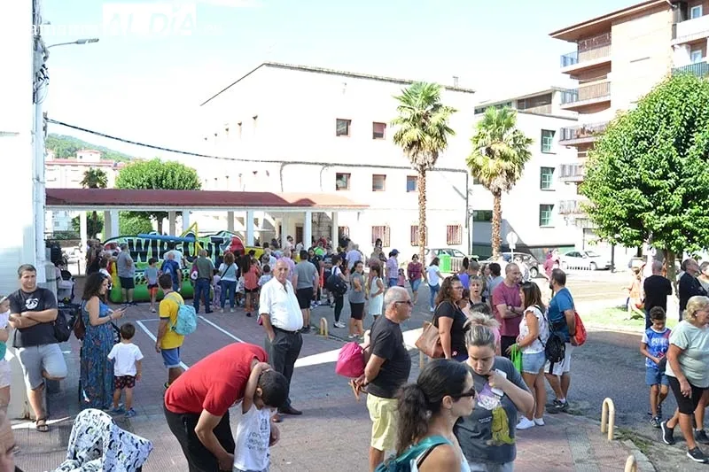 Foto 5 - Gran ambiente en la fiesta de un barrio bejarano