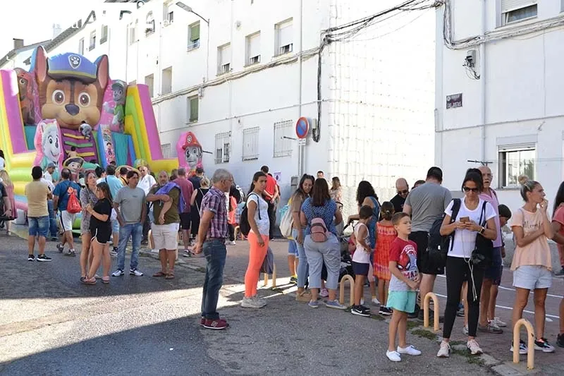 Foto 11 - Gran ambiente en la fiesta de un barrio bejarano
