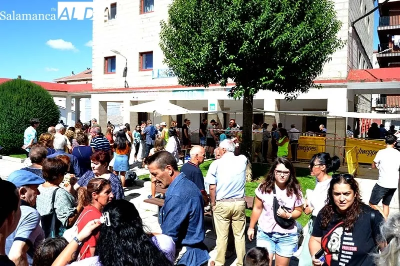 Foto 2 - Gran ambiente en la fiesta de un barrio bejarano