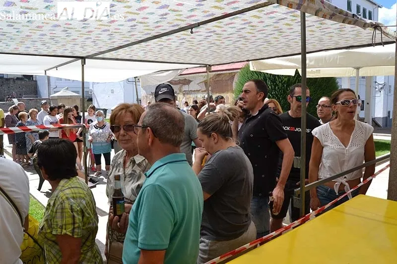 Foto 10 - Gran ambiente en la fiesta de un barrio bejarano