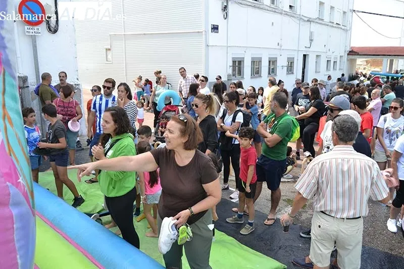 Foto 9 - Gran ambiente en la fiesta de un barrio bejarano