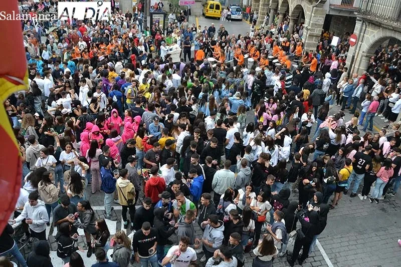 Foto 4 - Alegr&iacute;a, color y m&uacute;sica en el arranque de las fiestas en B&eacute;jar