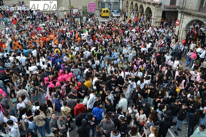 Foto 2 - Alegr&iacute;a, color y m&uacute;sica en el arranque de las fiestas en B&eacute;jar