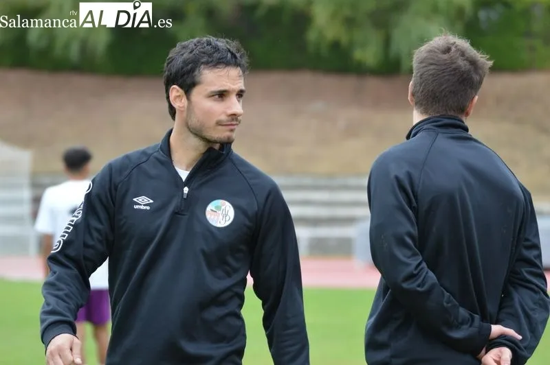 Foto 18 - Mar&iacute;a avisa a los jugadores del Salamanca UDS en el entrenamiento: "Si estamos con esta intensidad nos dan una hostia terrible"