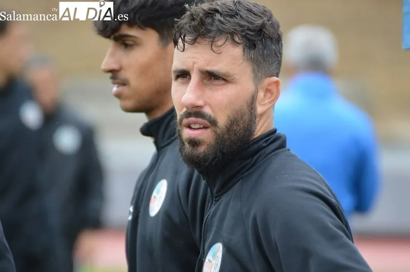 Foto 17 - Mar&iacute;a avisa a los jugadores del Salamanca UDS en el entrenamiento: "Si estamos con esta intensidad nos dan una hostia terrible"