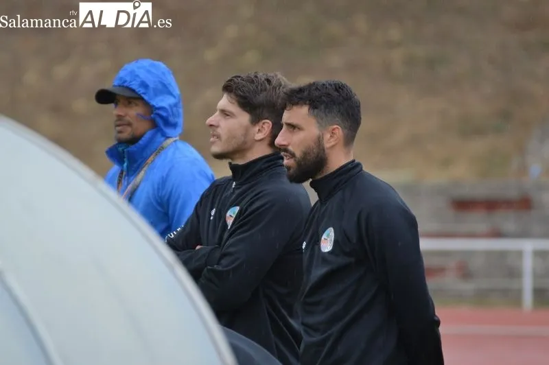 Foto 14 - Mar&iacute;a avisa a los jugadores del Salamanca UDS en el entrenamiento: "Si estamos con esta intensidad nos dan una hostia terrible"