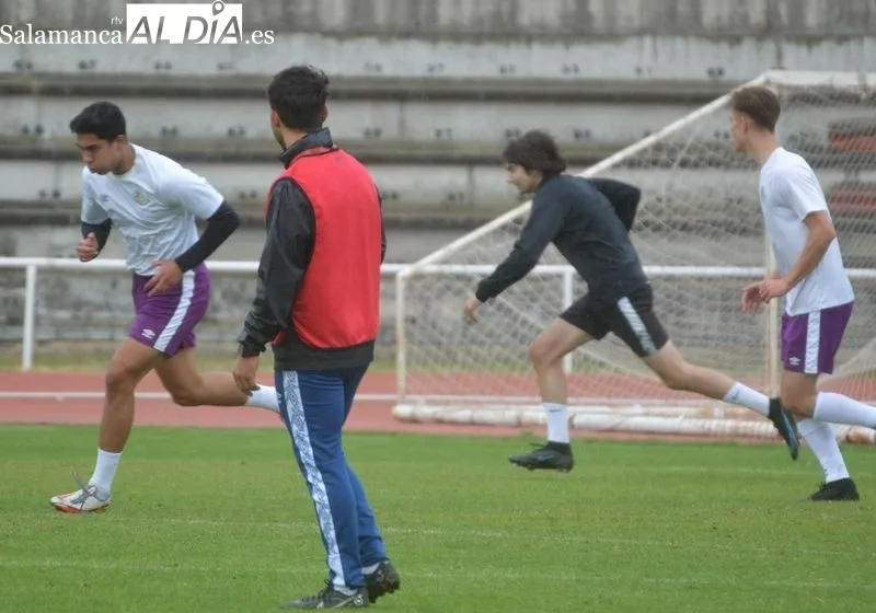 Foto 13 - Mar&iacute;a avisa a los jugadores del Salamanca UDS en el entrenamiento: "Si estamos con esta intensidad nos dan una hostia terrible"