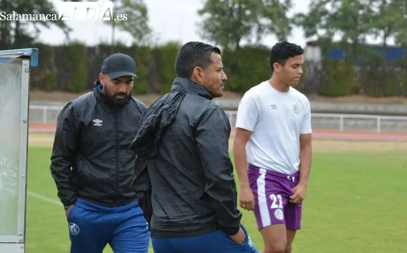 Foto 12 - Mar&iacute;a avisa a los jugadores del Salamanca UDS en el entrenamiento: "Si estamos con esta intensidad nos dan una hostia terrible"