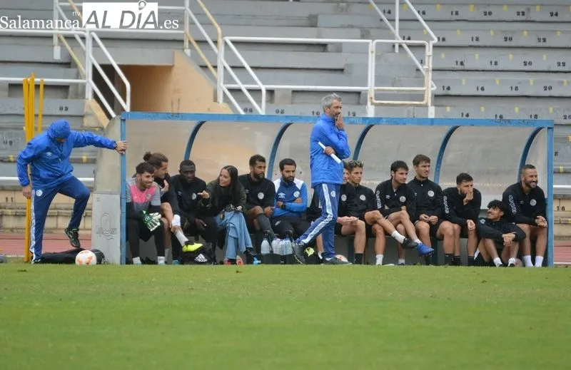 Foto 11 - Mar&iacute;a avisa a los jugadores del Salamanca UDS en el entrenamiento: "Si estamos con esta intensidad nos dan una hostia terrible"
