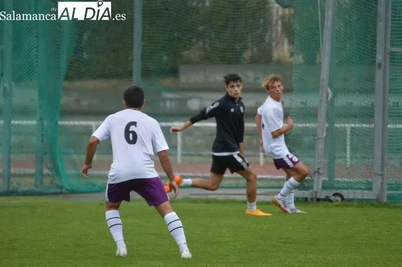 Foto 10 - Mar&iacute;a avisa a los jugadores del Salamanca UDS en el entrenamiento: "Si estamos con esta intensidad nos dan una hostia terrible"