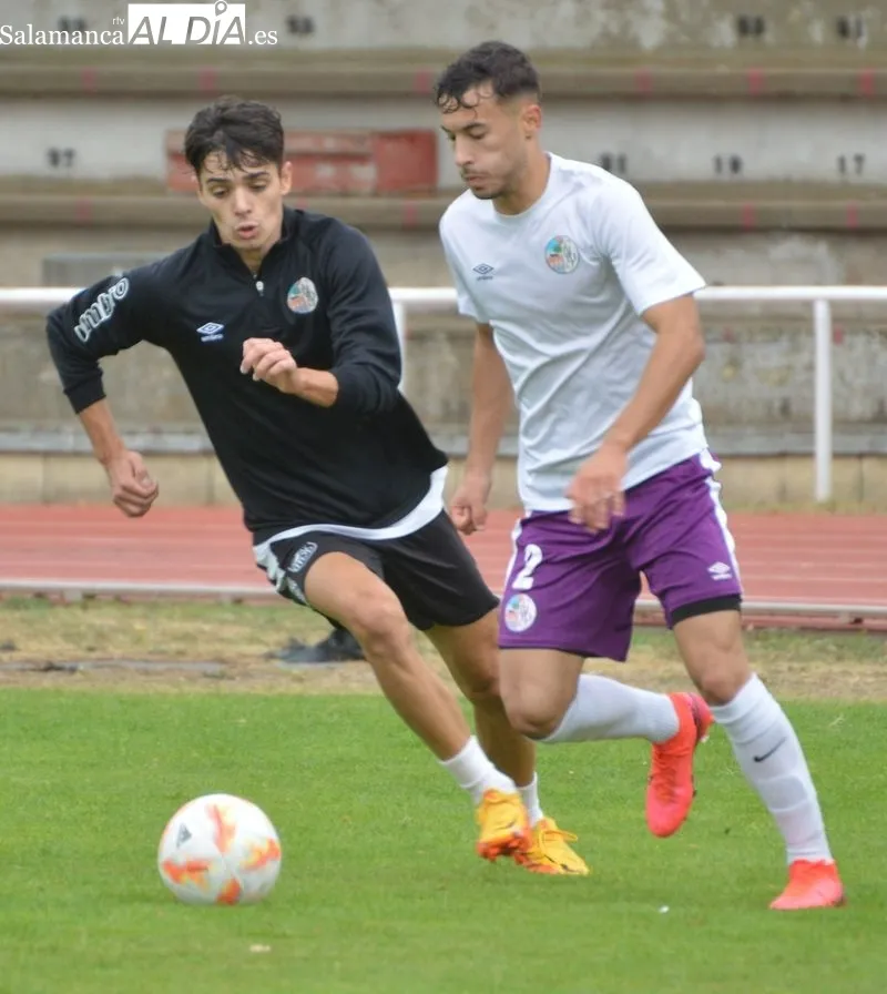 Foto 9 - Mar&iacute;a avisa a los jugadores del Salamanca UDS en el entrenamiento: "Si estamos con esta intensidad nos dan una hostia terrible"
