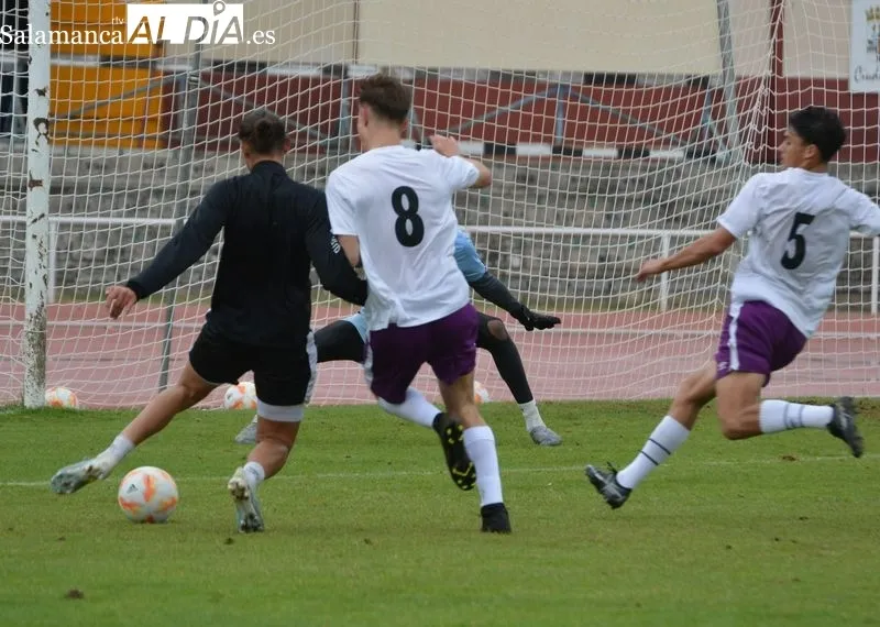 Foto 8 - Mar&iacute;a avisa a los jugadores del Salamanca UDS en el entrenamiento: "Si estamos con esta intensidad nos dan una hostia terrible"