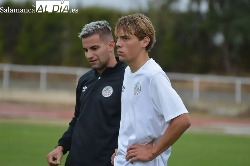 Foto 7 - Mar&iacute;a avisa a los jugadores del Salamanca UDS en el entrenamiento: "Si estamos con esta intensidad nos dan una hostia terrible"