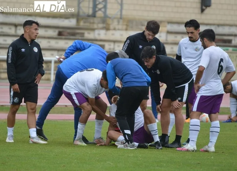 Foto 6 - Mar&iacute;a avisa a los jugadores del Salamanca UDS en el entrenamiento: "Si estamos con esta intensidad nos dan una hostia terrible"