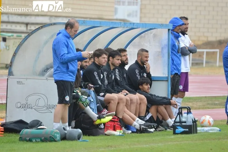 Foto 4 - Mar&iacute;a avisa a los jugadores del Salamanca UDS en el entrenamiento: "Si estamos con esta intensidad nos dan una hostia terrible"