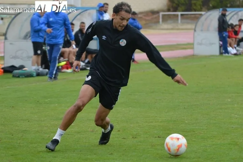 Foto 3 - Mar&iacute;a avisa a los jugadores del Salamanca UDS en el entrenamiento: "Si estamos con esta intensidad nos dan una hostia terrible"