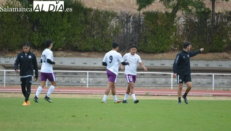Foto 2 - Mar&iacute;a avisa a los jugadores del Salamanca UDS en el entrenamiento: "Si estamos con esta intensidad nos dan una hostia terrible"