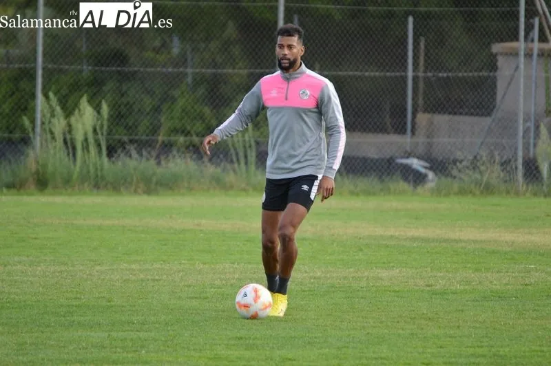Foto 14 - Gustavo aprieta para estar disponible y ya entrena con normalidad en el Salamanca UDS