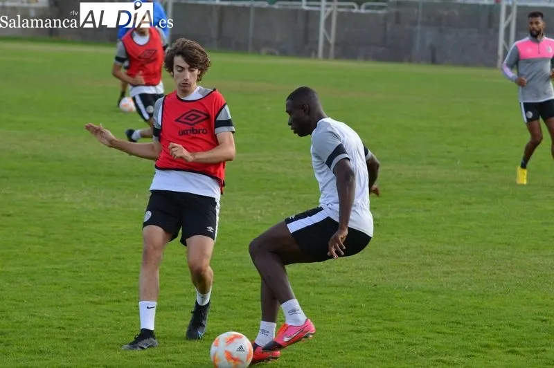 Foto 15 - Gustavo aprieta para estar disponible y ya entrena con normalidad en el Salamanca UDS
