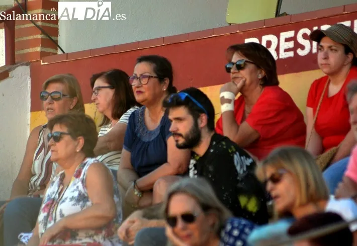 Foto 5 - Carreras, carcajadas y quiebros para una ambientada tarde de vaquillas en Macotera