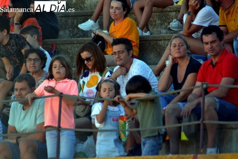 Foto 4 - Carreras, carcajadas y quiebros para una ambientada tarde de vaquillas en Macotera