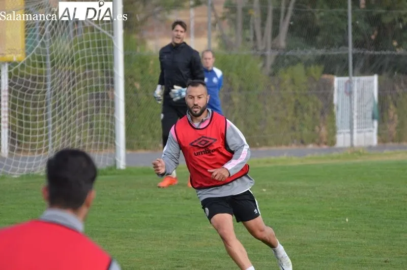 Foto 10 - Gustavo aprieta para estar disponible y ya entrena con normalidad en el Salamanca UDS
