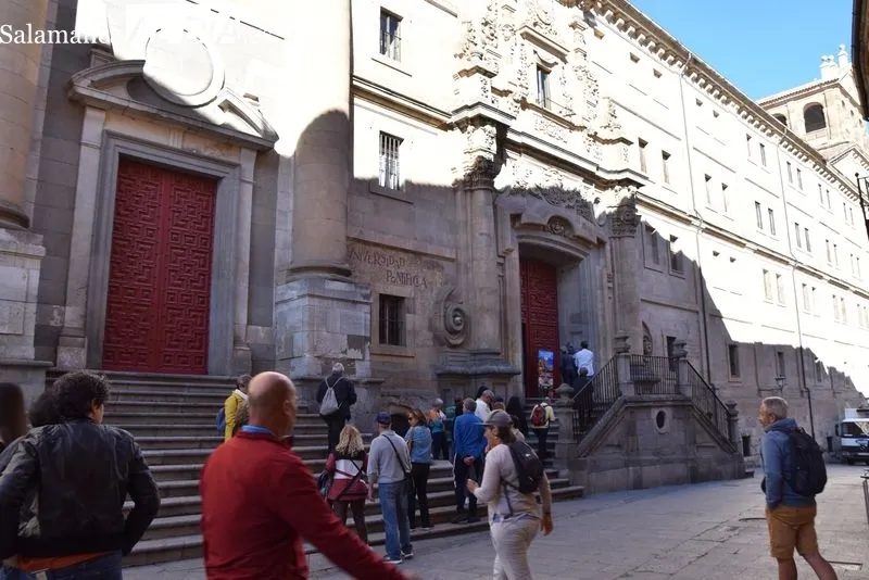 Turistas visitando algunos museos de Salamanca