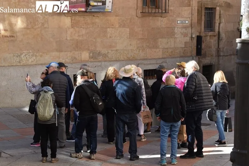 Turistas visitando algunos museos de Salamanca