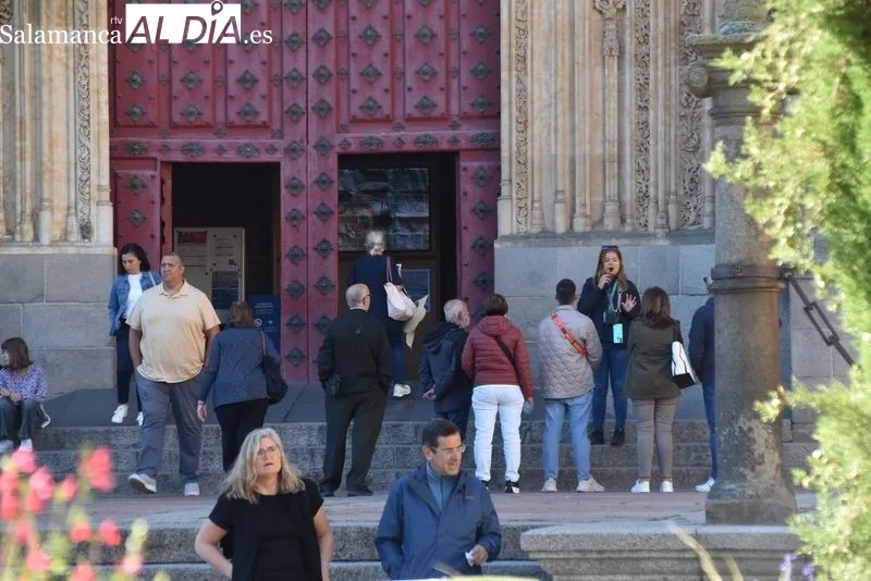 Turistas visitando algunos museos de Salamanca