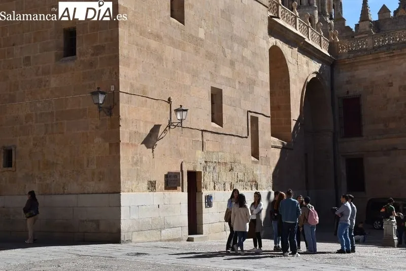 Turistas visitando algunos museos de Salamanca