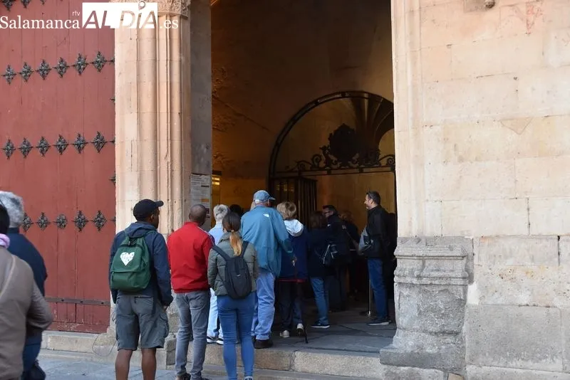 Turistas visitando algunos museos de Salamanca