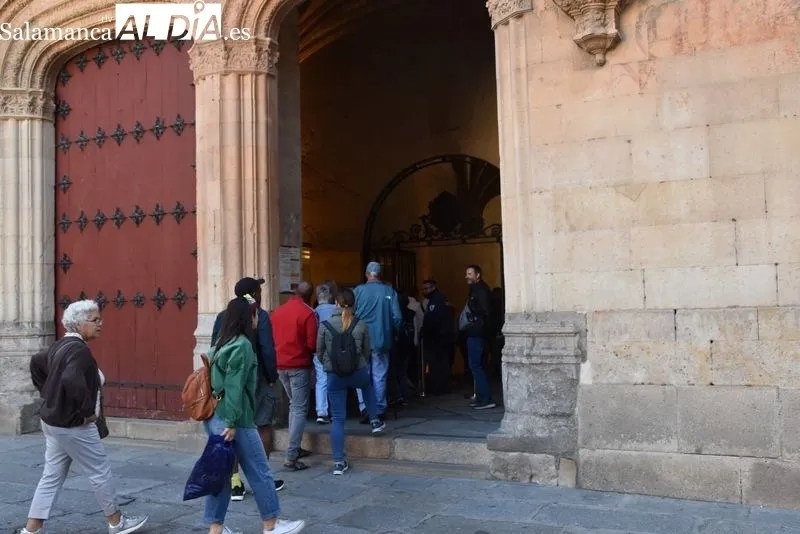 Turistas visitando algunos museos de Salamanca