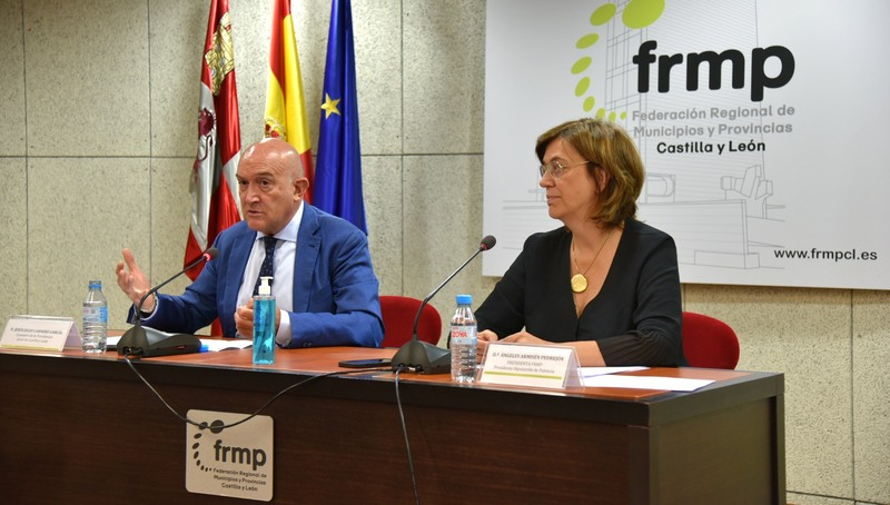 Jesús Julio Carnero en la comparecencia ante los medios junto a la presidenta regional de la Federación de Municipios y Provincias 