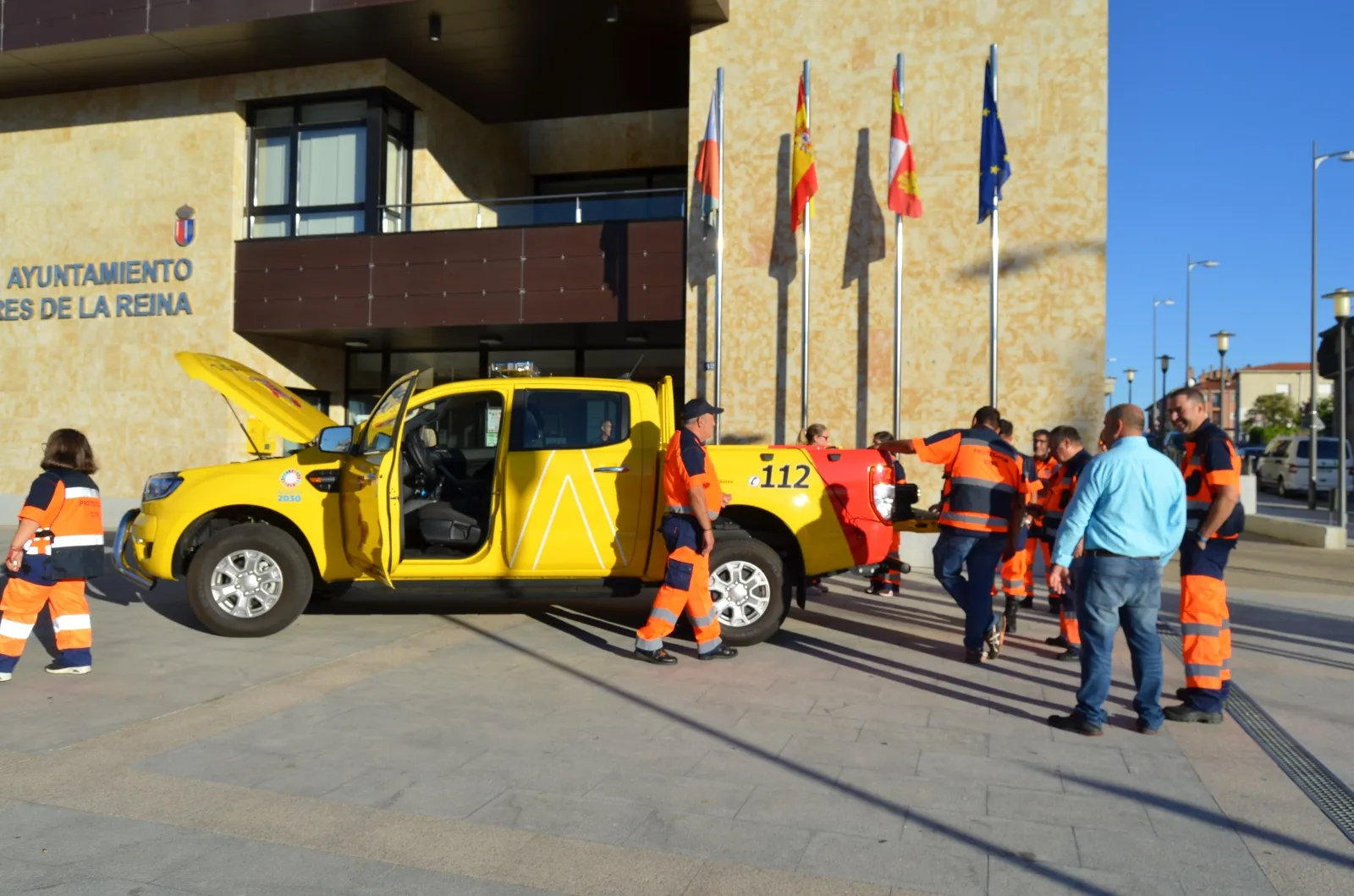 Miembros de la Agrupación de Voluntarios de Protección Civil junto con el alcalde 