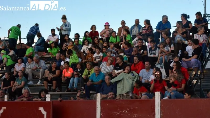 Foto 11 - Ba&ntilde;ob&aacute;rez inicia sus festejos taurinos con un entretenido 'Toro de caj&oacute;n'