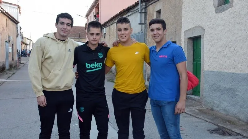 Foto 10 - Ba&ntilde;ob&aacute;rez inicia sus festejos taurinos con un entretenido 'Toro de caj&oacute;n'
