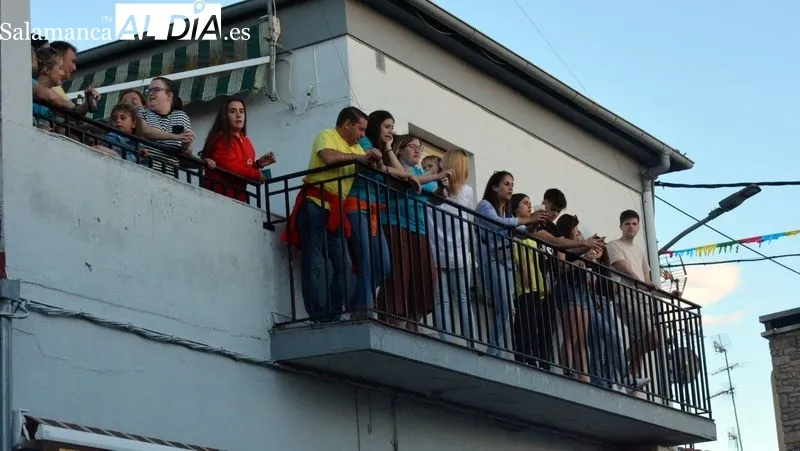 Foto 9 - Ba&ntilde;ob&aacute;rez inicia sus festejos taurinos con un entretenido 'Toro de caj&oacute;n'