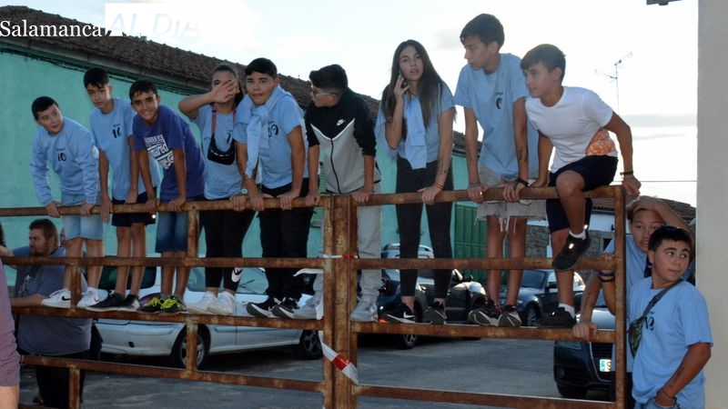 Foto 6 - Bañobárez inicia sus festejos taurinos con un entretenido 'Toro de cajón'