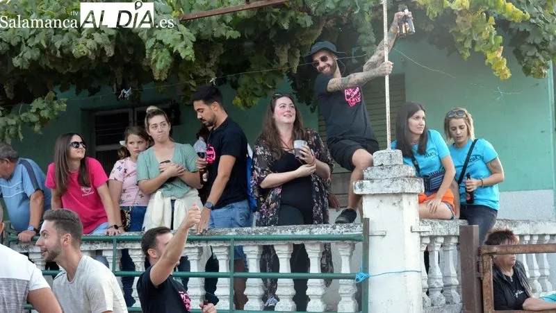 Foto 3 - Ba&ntilde;ob&aacute;rez inicia sus festejos taurinos con un entretenido 'Toro de caj&oacute;n'