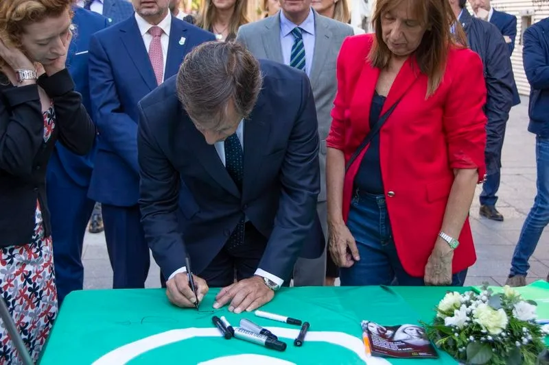 Foto 16 - Salamanca luce la bandera de la lucha contra el c&aacute;ncer, como apoyo a enfermos y sanitarios