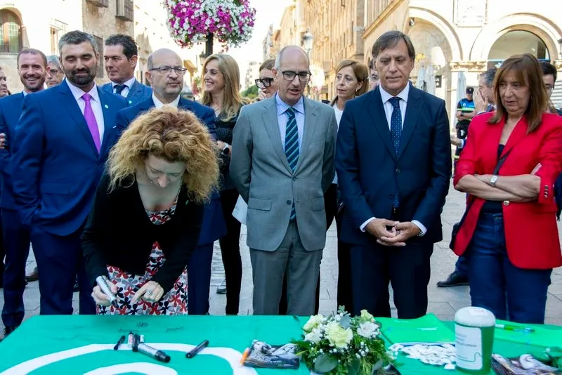 Foto 15 - Salamanca luce la bandera de la lucha contra el c&aacute;ncer, como apoyo a enfermos y sanitarios