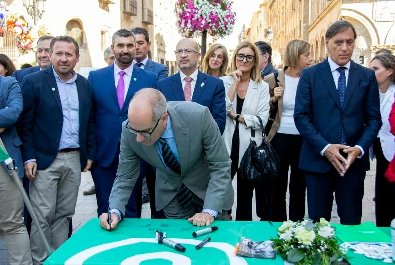 Foto 14 - Salamanca luce la bandera de la lucha contra el c&aacute;ncer, como apoyo a enfermos y sanitarios