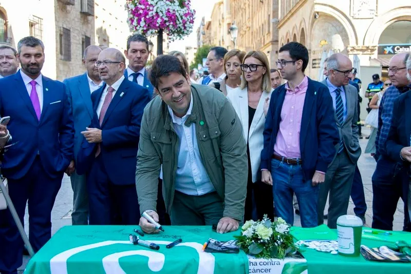 Foto 12 - Salamanca luce la bandera de la lucha contra el c&aacute;ncer, como apoyo a enfermos y sanitarios