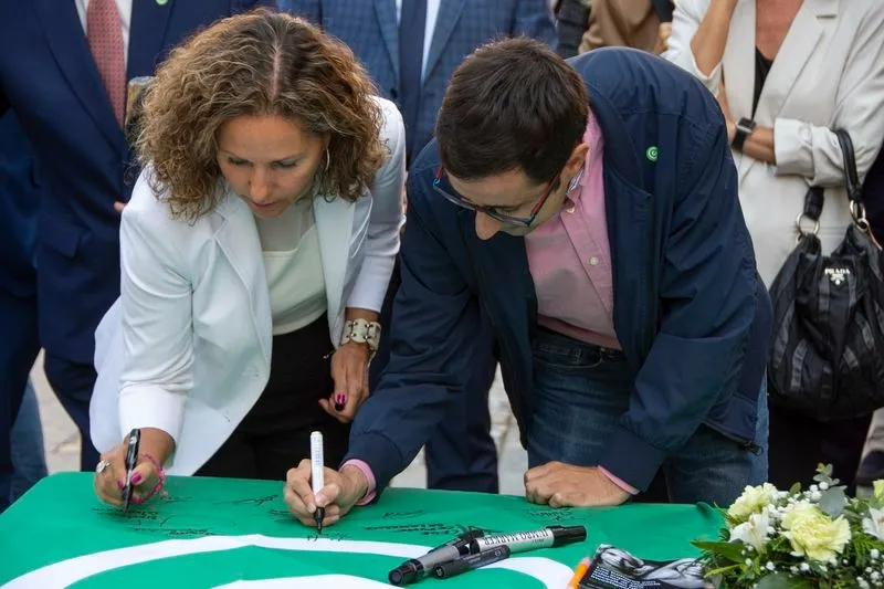 Foto 13 - Salamanca luce la bandera de la lucha contra el c&aacute;ncer, como apoyo a enfermos y sanitarios