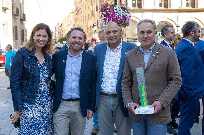 Foto 10 - Salamanca luce la bandera de la lucha contra el c&aacute;ncer, como apoyo a enfermos y sanitarios
