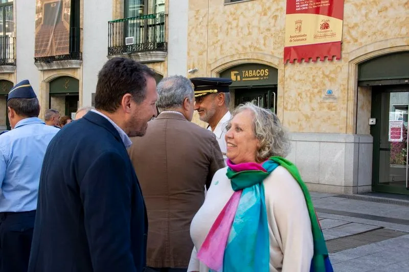 Foto 4 - Salamanca luce la bandera de la lucha contra el c&aacute;ncer, como apoyo a enfermos y sanitarios