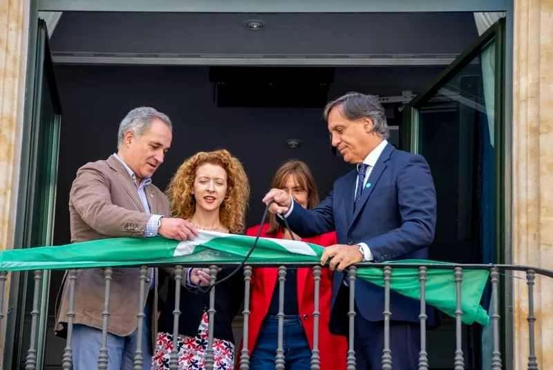 Foto 3 - Salamanca luce la bandera de la lucha contra el c&aacute;ncer, como apoyo a enfermos y sanitarios