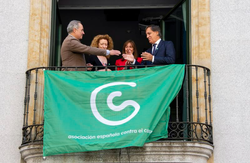 Foto 2 - Salamanca luce la bandera de la lucha contra el cáncer, como apoyo a enfermos y sanitarios