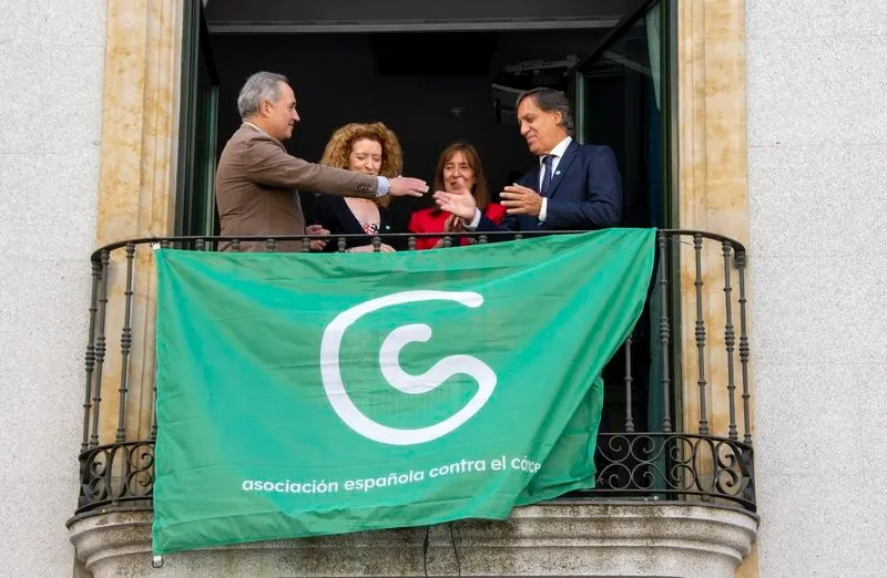 Foto 2 - Salamanca luce la bandera de la lucha contra el c&aacute;ncer, como apoyo a enfermos y sanitarios