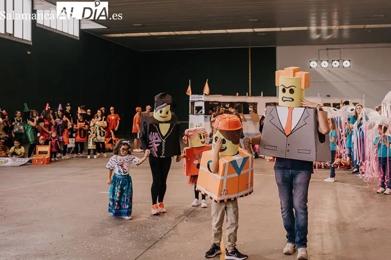 Foto 15 - La fiesta estalla en Navales con un colorido y concurrido desfile de disfraces